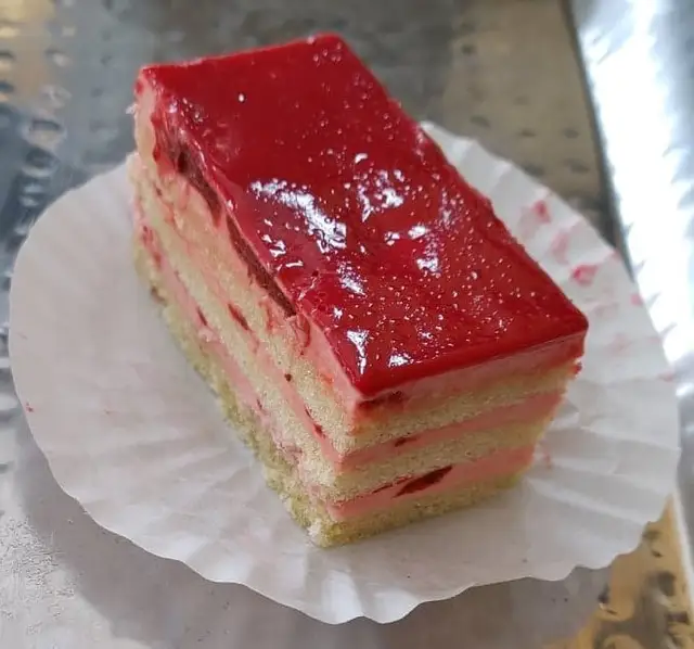 Raspberry layer pastry